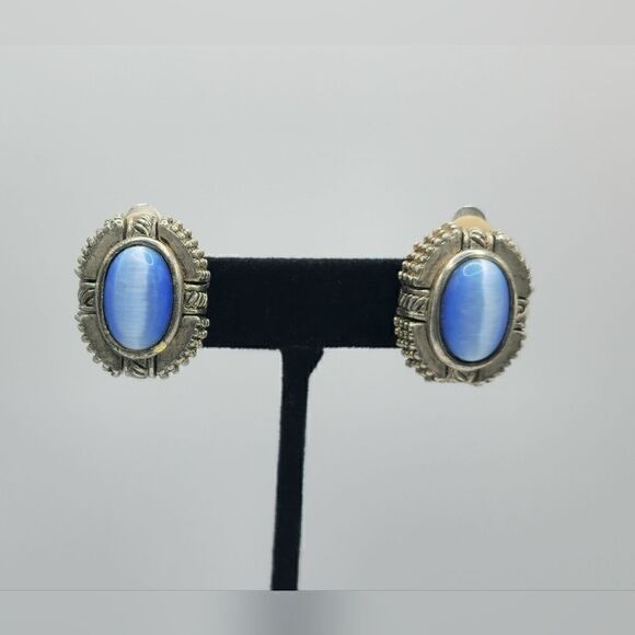 Vintage Silver Blue Cats eye cabochon clip on earrings - Picture 1 of 9